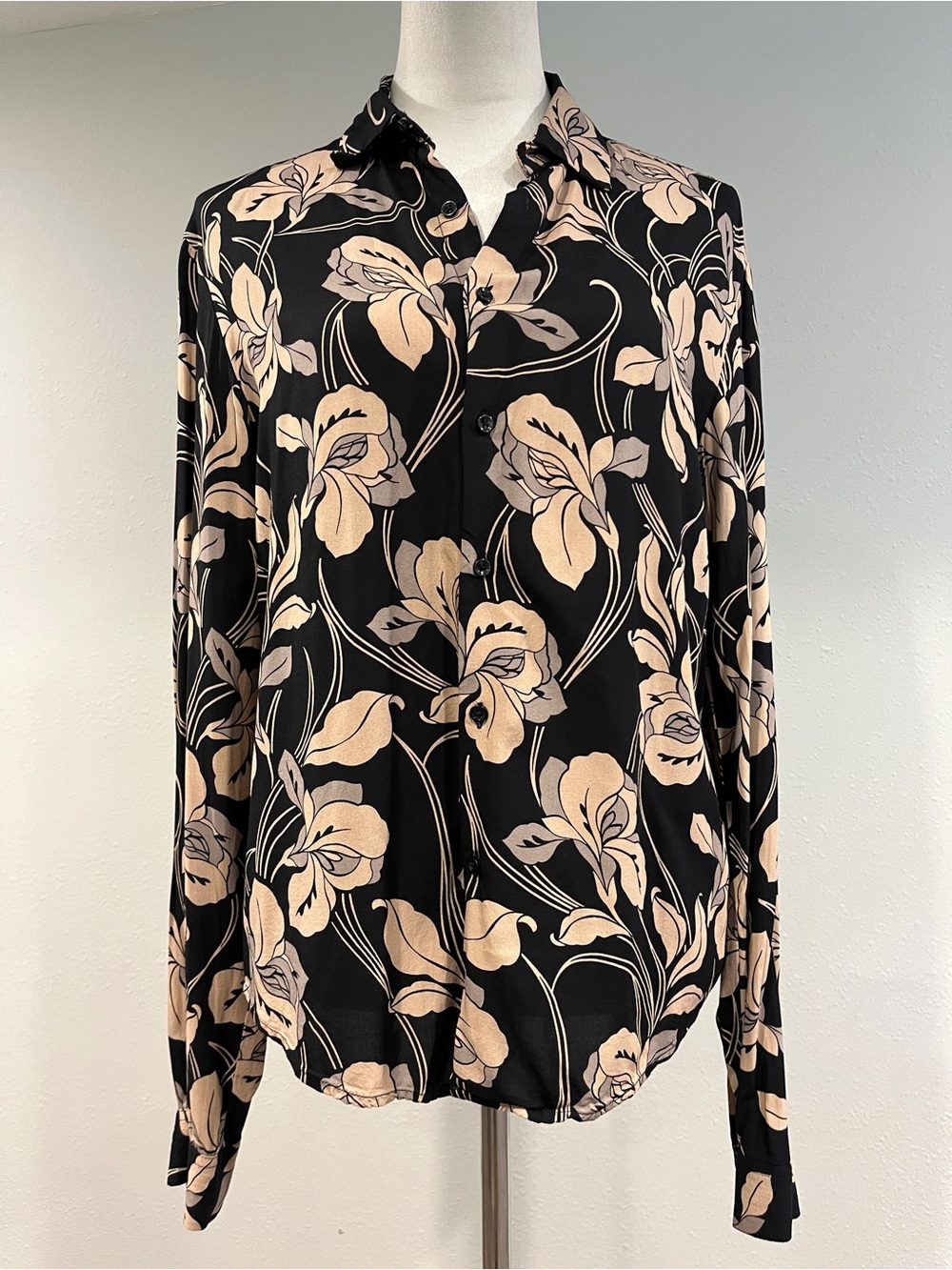 Denim & flower Ricky Singh Black Floral Button-Up Blouse size small
